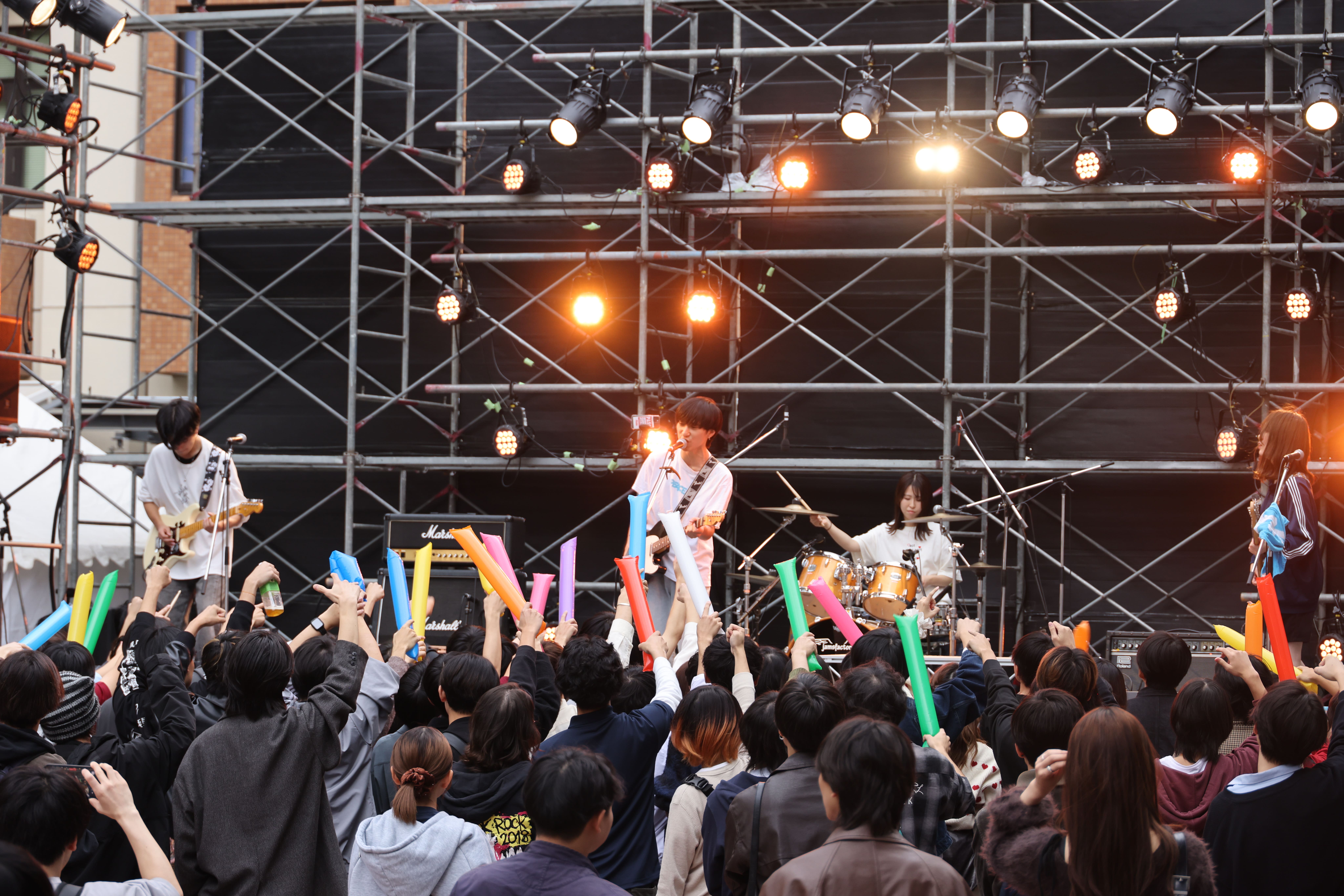 ステージ奏でパフォーマンスをしている様子の写真