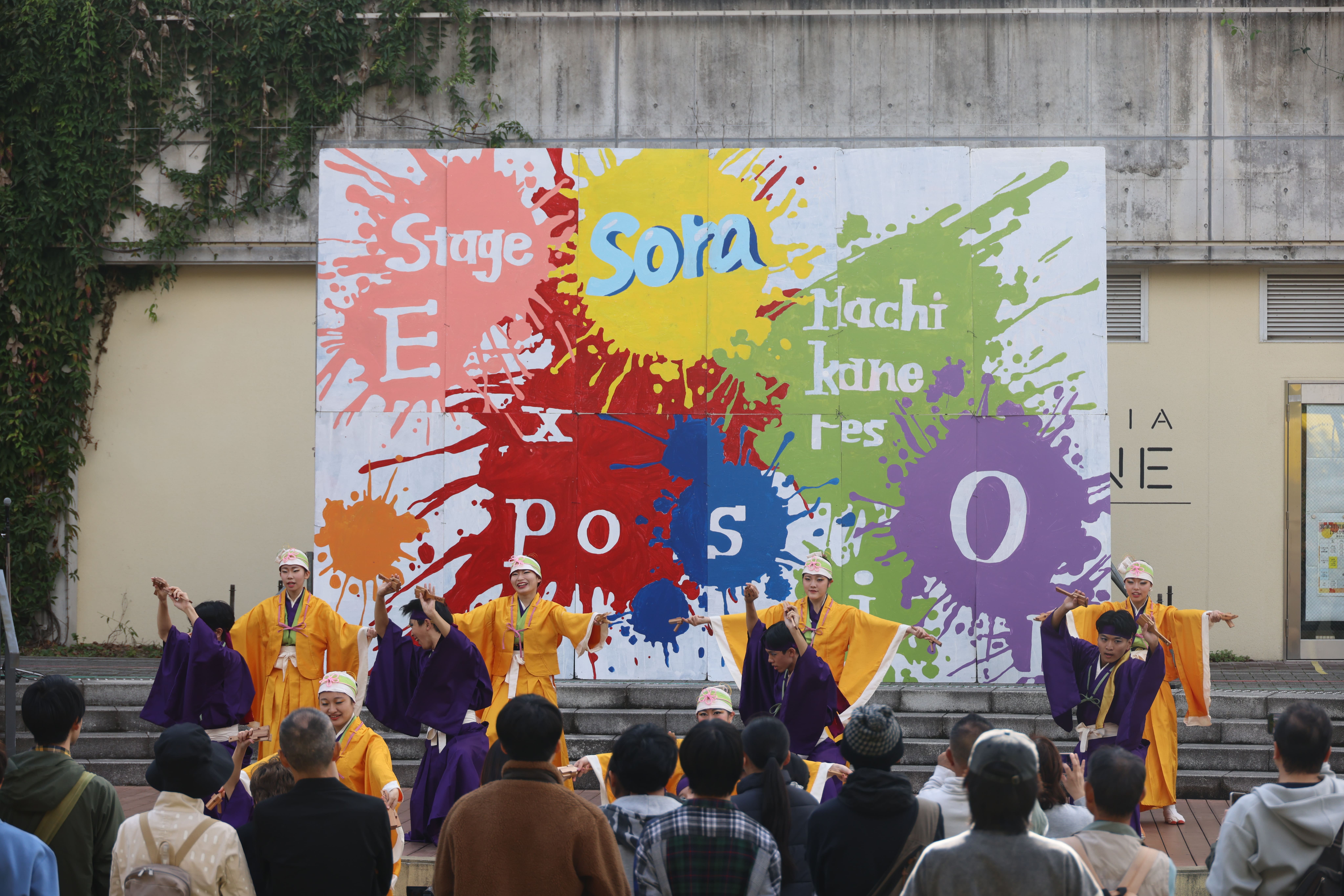 ステージ宙でダンスパフォーマンスをしている様子の写真